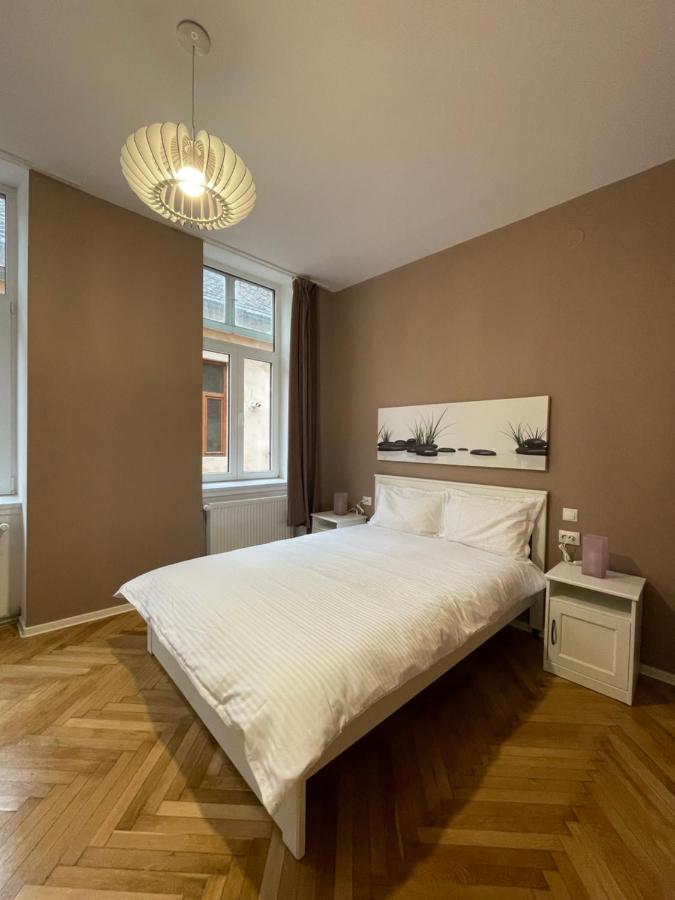 Schei Central Studios In The Heart Of Braşov Buitenkant foto